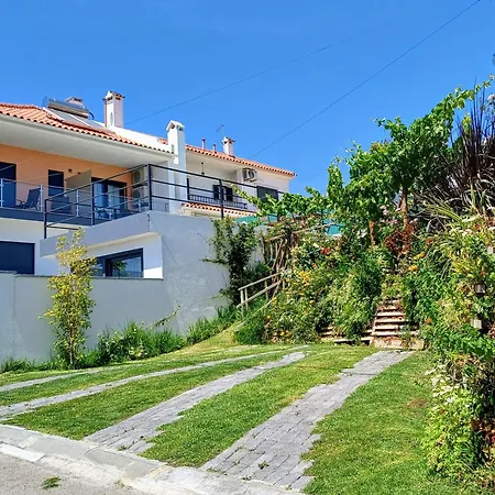 Relax & Travel Hostel Almada