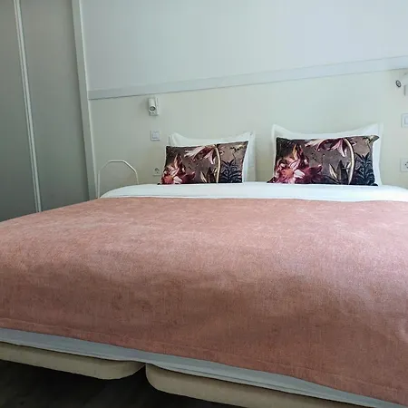 Relax & Travel Hostel Almada