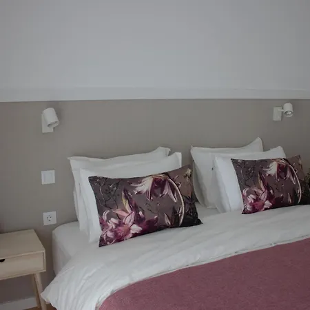 Relax & Travel Hostel Almada